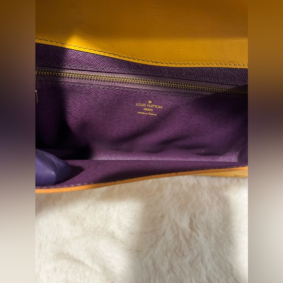 Louis Vuitton Clutch Epi Yellow. Authentic and pre-owned. - Picture 9 of 10